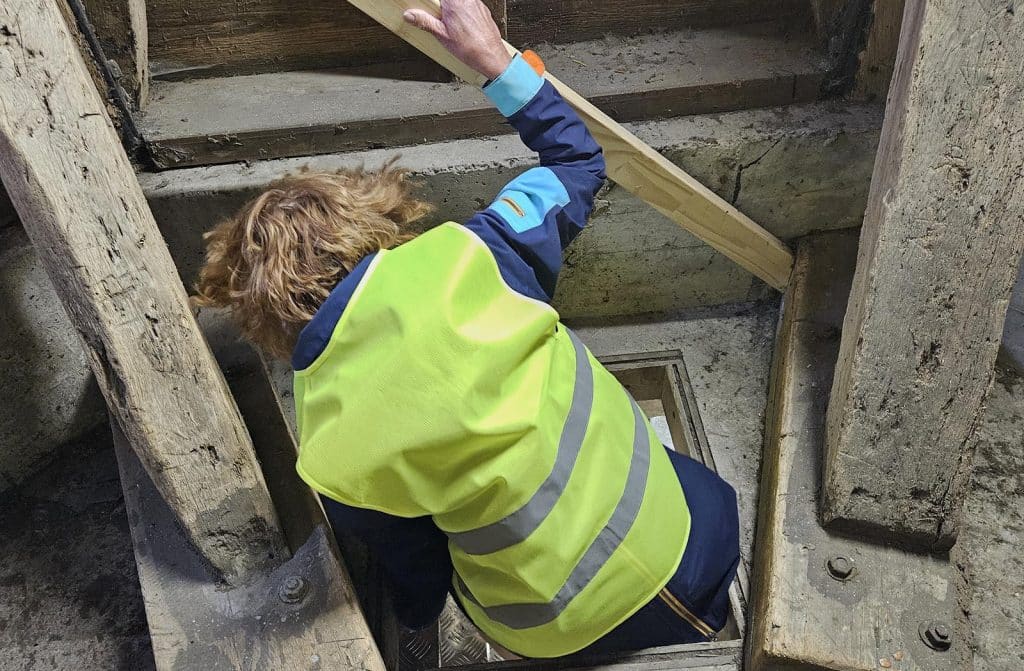 Wethouder Anjo van de Ven ging energiek de eerste groep bezoekers voor. Tot helemaal bovenin de toren van de Grote Kerk van Schermerhorn.