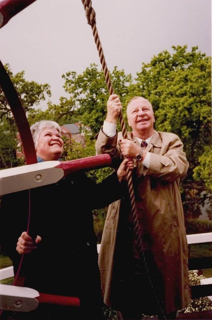 Wethouders Chr. Posthuma - de Bruin en J. Douma. de Molen van Piet werd weer in gebruik gesteld. Foto J Elsinga 1995.