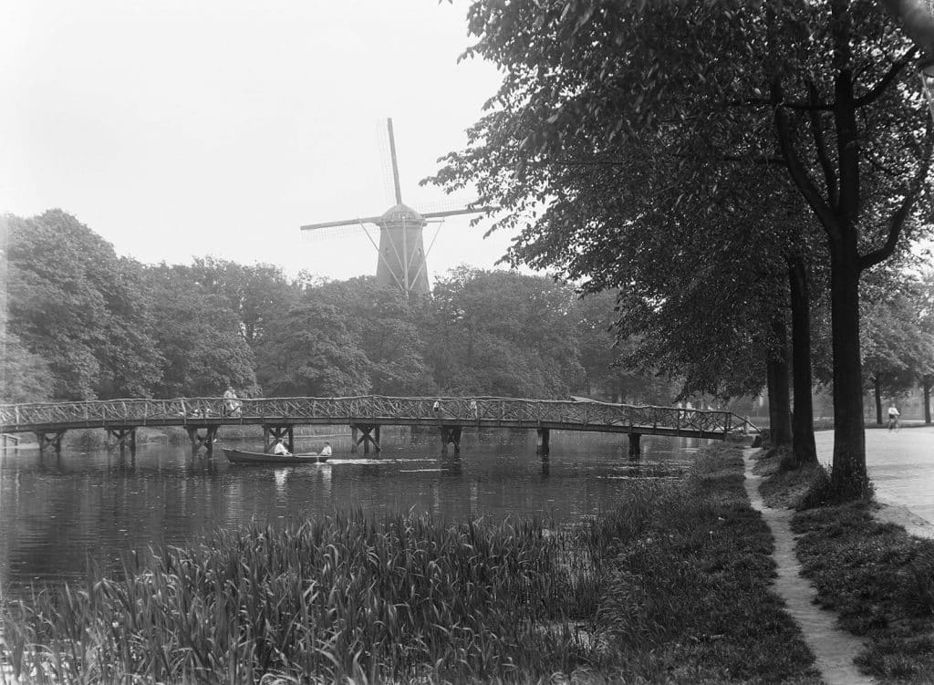 Zicht richting de Kneppelbrug met een roeibootje richting de Molen van Piet. Glasnegatief Circa 1932.