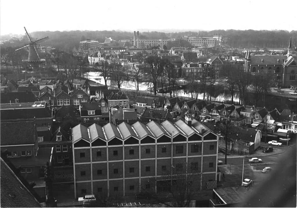 Zicht vanaf de Grote Kerk op de Heul, de Molen van Piet en de Sint Josefkerk. Circa 1972.