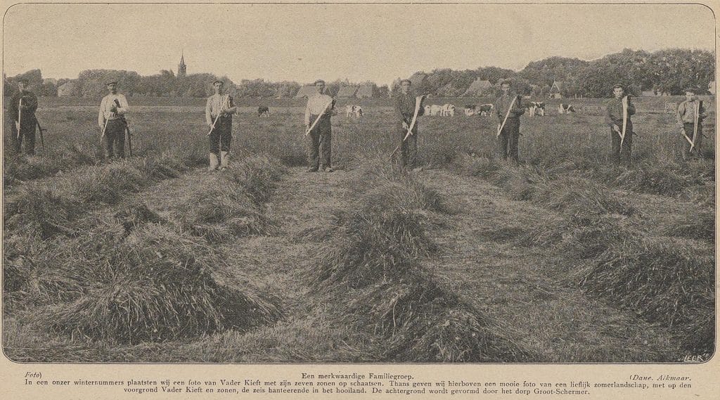 Knipsel Akker met poserende familie Kieft, linksachter hervormde Dorpskerk Grootschermer Circa 1908 Foto Van Leer Collectie Regionaal Archief Alkmaar RAA003010120