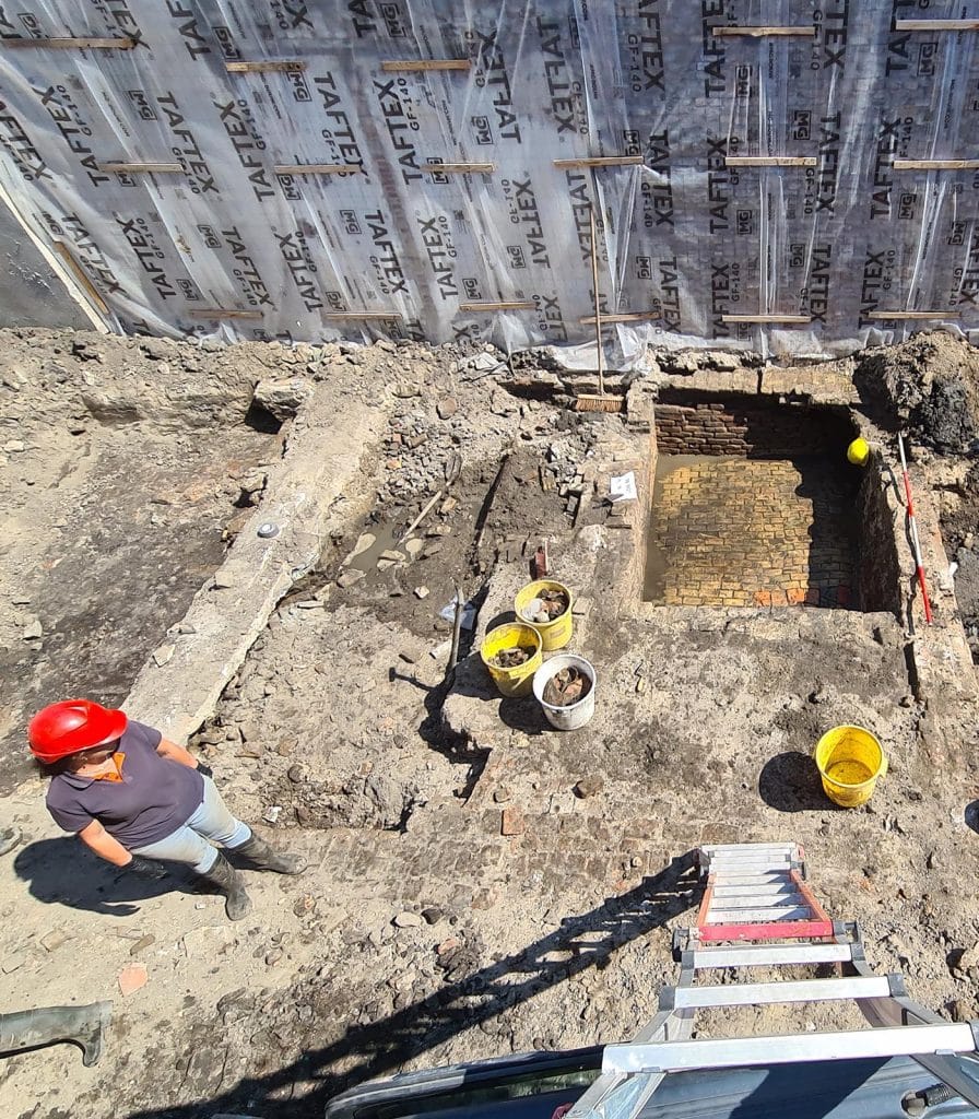 De kelder na leging en reiniging tijdens het archeologisch onderzoek.