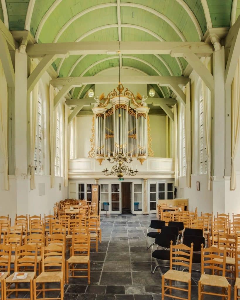 Interieur in de van de voormalige protestantse Kerk in Stompetoren