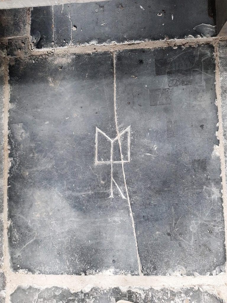 Merkteken 1 op de zerkenvloer van de Dorpskerk Grootschermer
