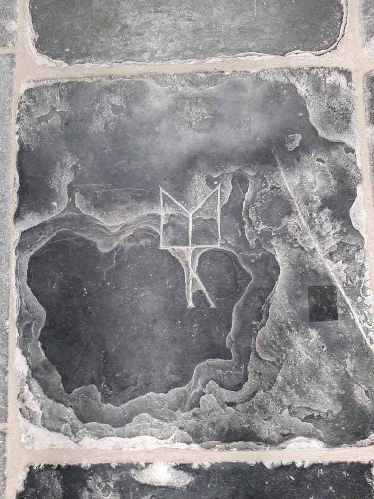 Merkteken 4 op de zerkenvloer van de Dorpskerk Grootschermer