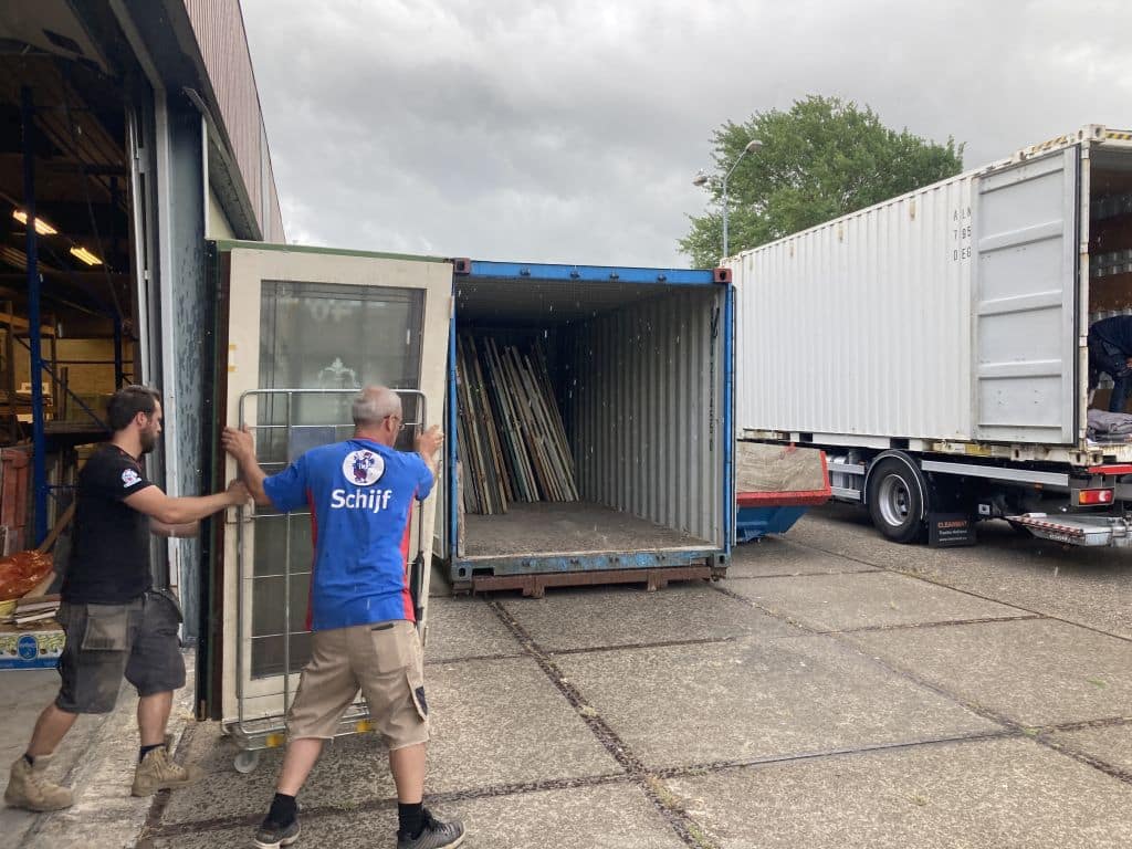 De laatste materialen uit de Monumentenloods worden opgehaald door Restoric. Een bedrijf dat de materialen hergebruikt.