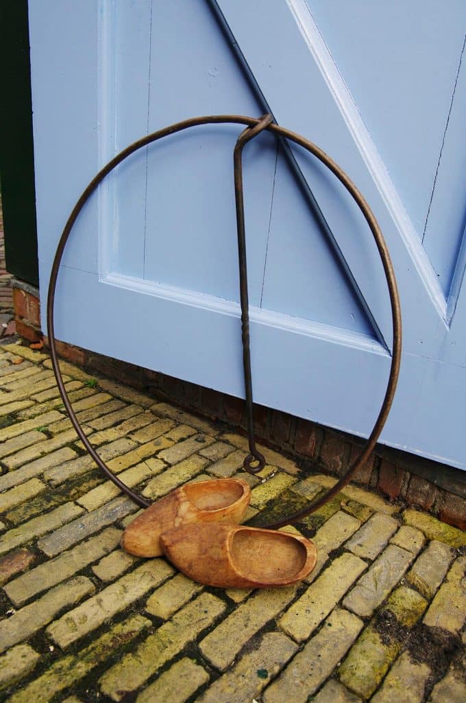 Ouderwetse hoepel voor Het Kleinste Huisje. Kinderen speelden met dit soort hoepels. Naast een paar knikkers was dit het enige speelgoed dat ze hadden.