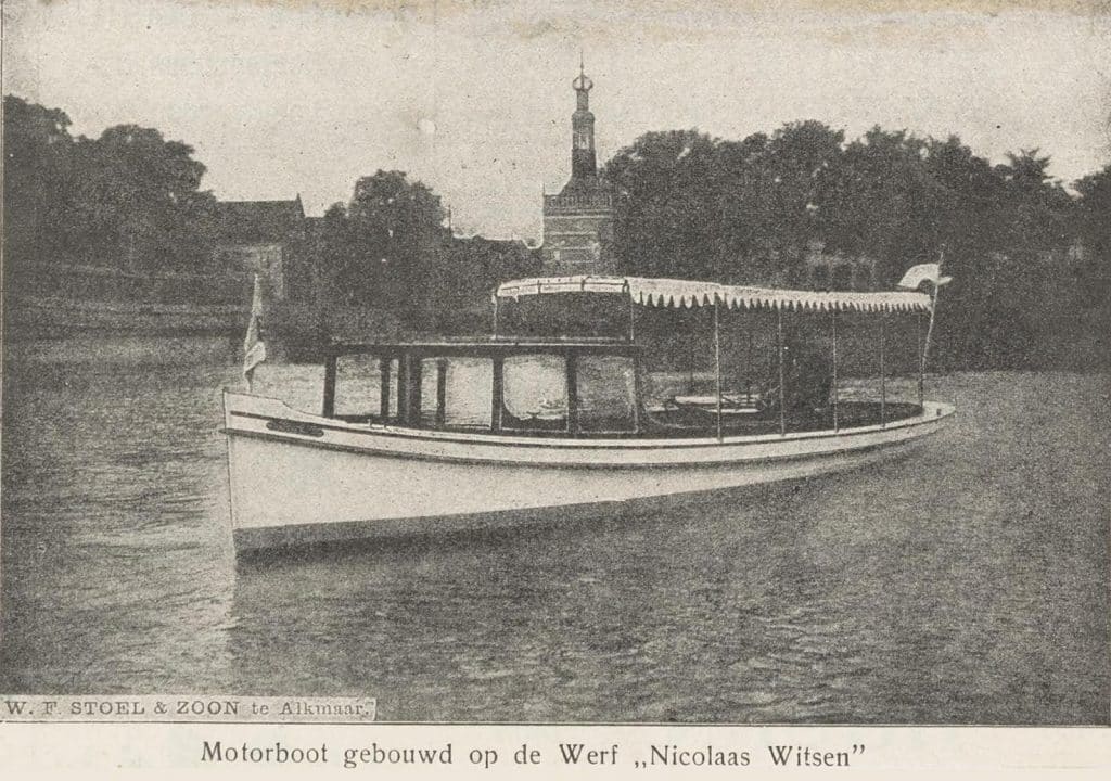 Een vlet op een wagen van steenkoperij W.F. Stoel & Zoon op de Eilandswal. Rechts achter de Bierkade met de Accijnstoren. In het midden het Noordhollands Kanaal met daarachter links de Voormeer.
