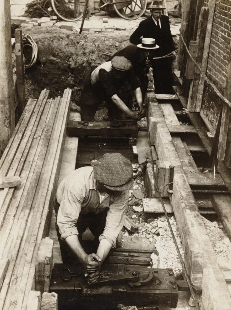 Accijnstoren tijdens de verrolling. De arbeiders aan het werk. Foto Hollandia fotobureau 1924.