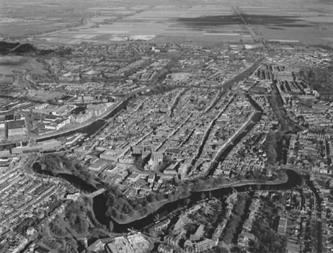 Alkmaar binnenstad vanuit het westen. Rechts bovenaan ligt buurtschap De Omval.
