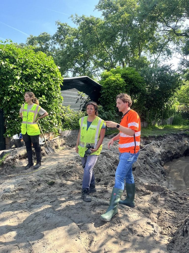 Archeologisch onderzoek tijdens rioolwerk in Markenbinnen. Archeologenbureau Argo uit Zaandam is ingehuurd om de graafwerkzaamheden archeologisch te begeleiden. En wij kijken en denken mee.