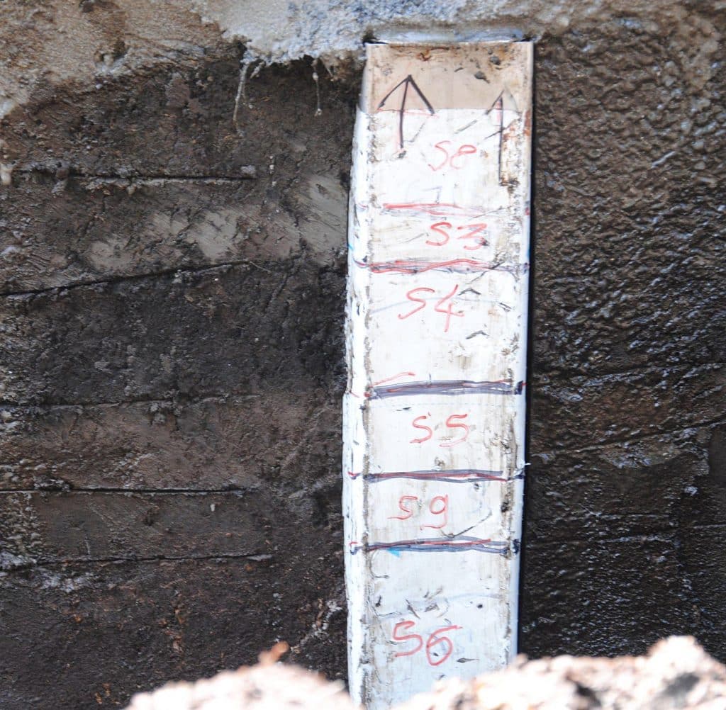 Archeologisch onderzoek tijdens rioolwerk in Markenbinnen. Veraarde stuk veen en de overstromingsklei die daarboven ligt.