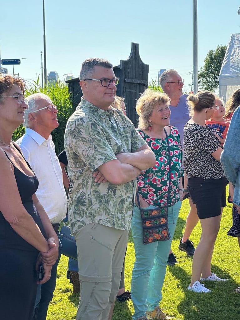 Belangstellenden bij het 125 jarig jubileum van Korenmolen De Otter in Oterleek