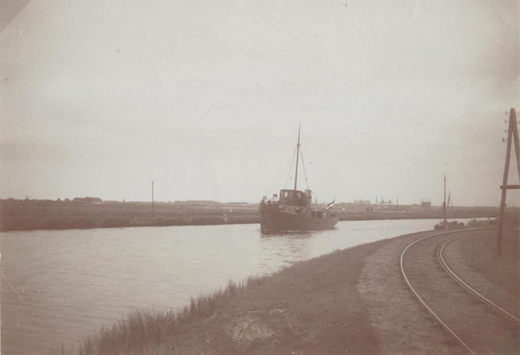 Bij de Omval. Rechts de rails van de stoomtram naar Purmerend in 1920.