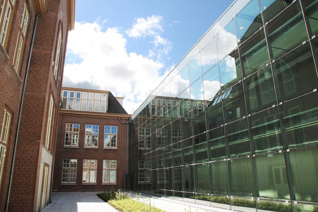 Binnenplein met links de oude ambachtsschool. En rechts het in 2013 geopende depot van het Regionaal Archief Alkmaar.