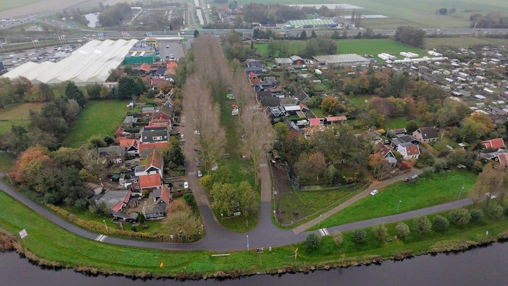 Luchtfoto van De Omval van de facebookpagina van het buurtschap.