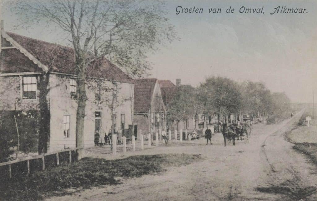Prentbriefkaart van Buurtschap De Omval met een aantal huizen en een paardenkar. Circa 1919.