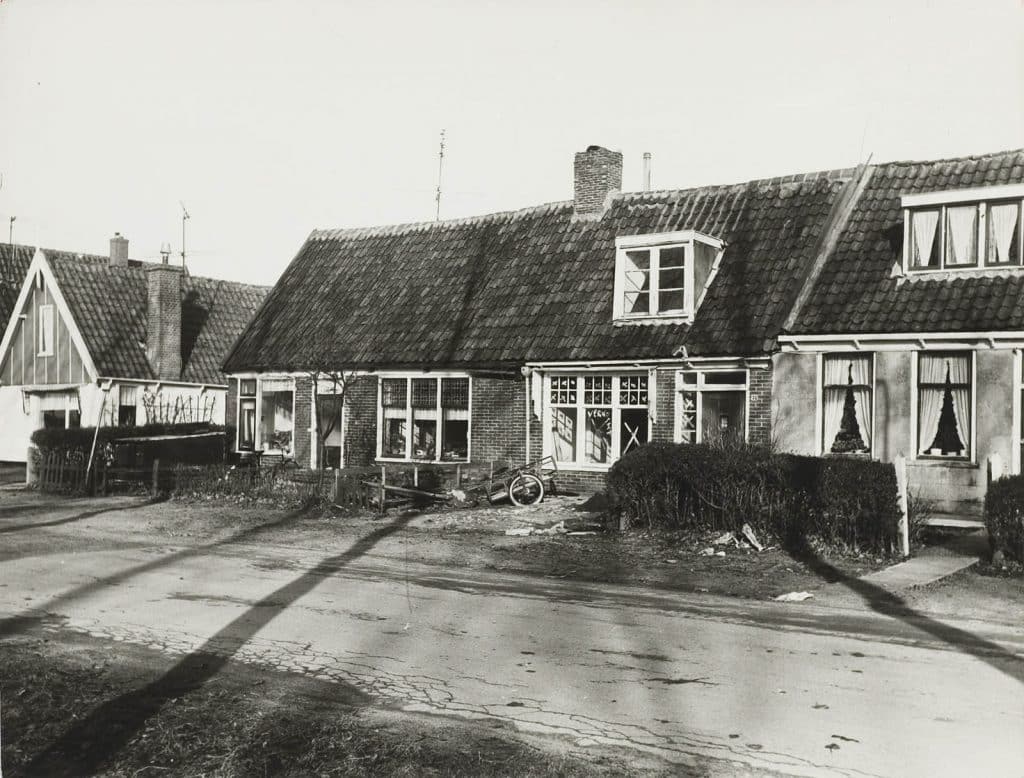 Een rij met woonhuizen. Links Omval 33 en rechts Omval 35 in 1970.
