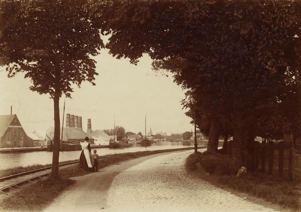 De Omval met aan de overkant de schelpkalkovens van W. F. Stoel. Links de tramrails naar Purmerend. Circa 1920 Foto Brinio.