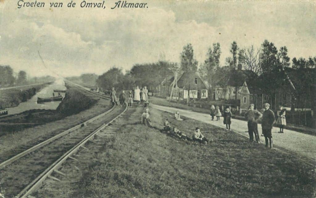 Prentbriefkaart van De Omval met links de Noordervaart. Circa 1911. Het treinspoor is van de stoomtram van Alkmaar naar Purmerend. Die heeft bestaan van 1895 tot 1931.