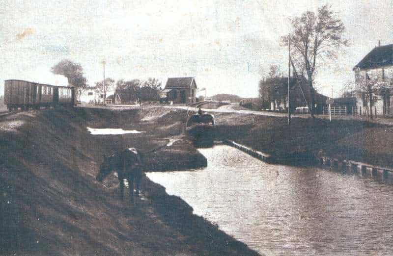 De Omval met in het midden een koolschuit op de overhaal en links de stoomtram. 1926.