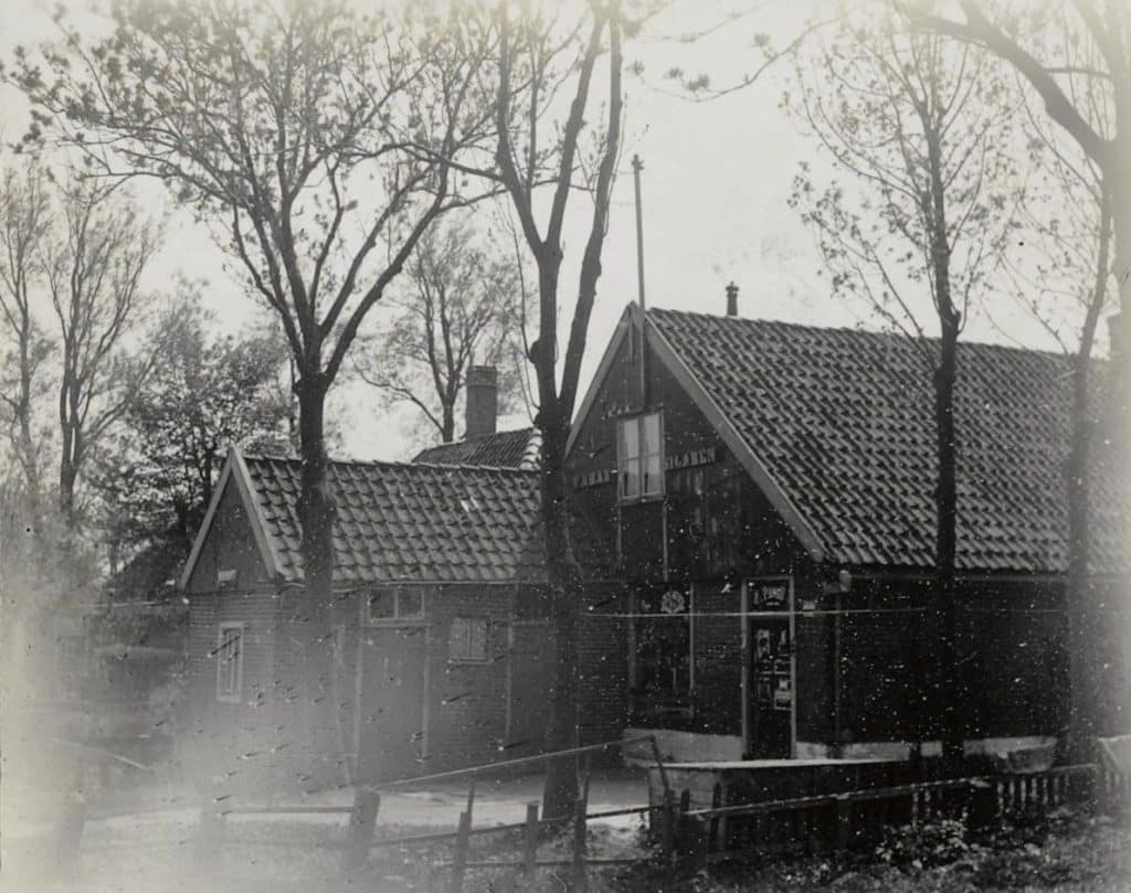 De kruidenierswinkel en tuinderij van P. Blankendaal. Omval 32 (oude nummering) Circa 1930.