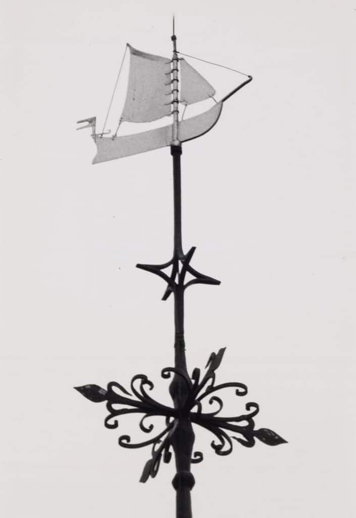 De top van de Accijnstoren de windvaan in de vorm van een scheepje. Foto Berend Ulrich 1985.
