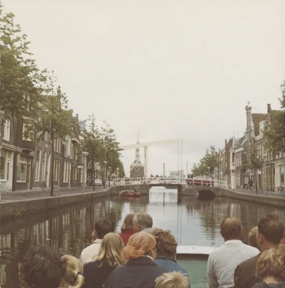 Een rondvaartboot varend richting de Eenhoornsbrug. Op de achtergrond de Accijnstoren. 1968.