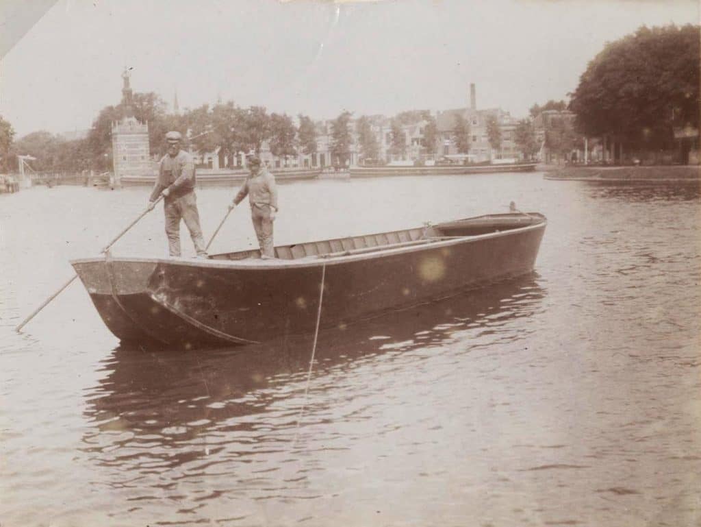 Een vlet in 1903 in het Noordhollands kanaal. Rechts een hoekje van de Eilandswal met werf Nicolaas Witsen. Geheel achteraan de Bierkade met links de Accijnstoren.