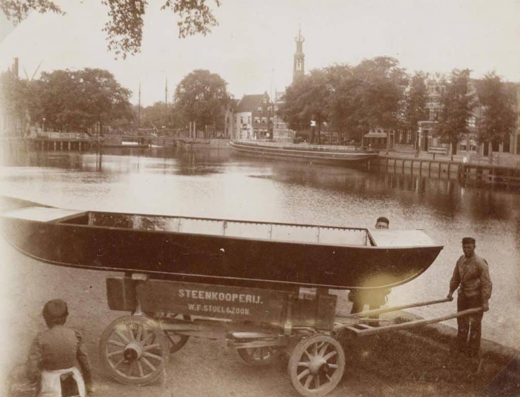 Een vlet op een wagen van steenkoperij WF Stoel & Zoon op de Eilandswal. Circa 1905.