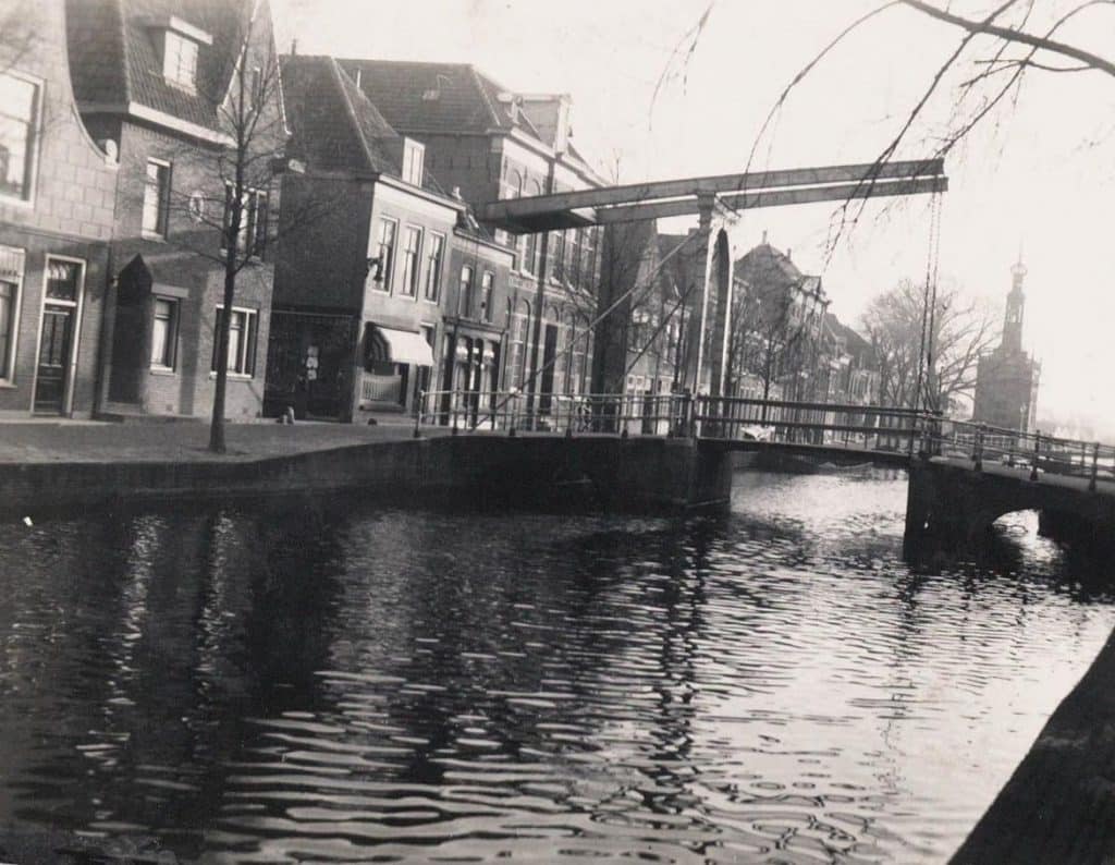 Gezicht op het Verdronkenoord richting de Accijnstoren. In het midden de Eenhoornsbrug met links daarvan de Sint Annastraat. Circa 1940.