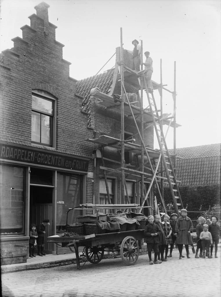 Glasnegatief uit 1925. Verbouwing van de woning aan de Koningsweg 66. Vanaf ca 1950 is het nummer 78. Foto R Lodder.