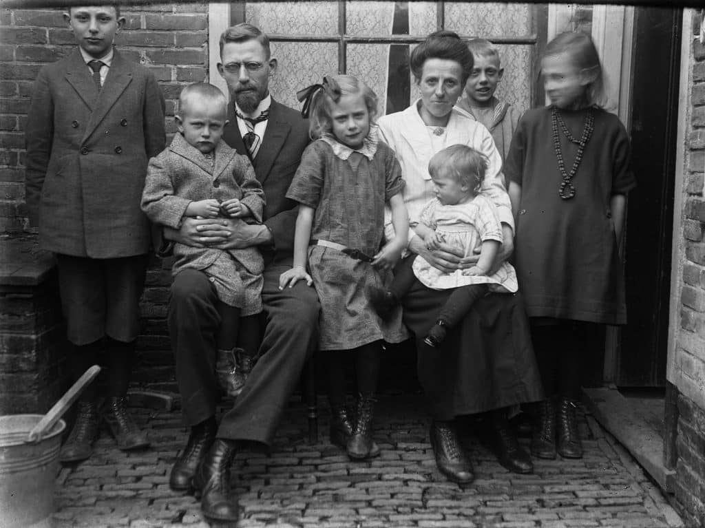 Glasnegatief Gezin Lodder in de achtertuin van Koningsweg 66 vanaf ca 1950 nummer 78. Foto R Lodder.