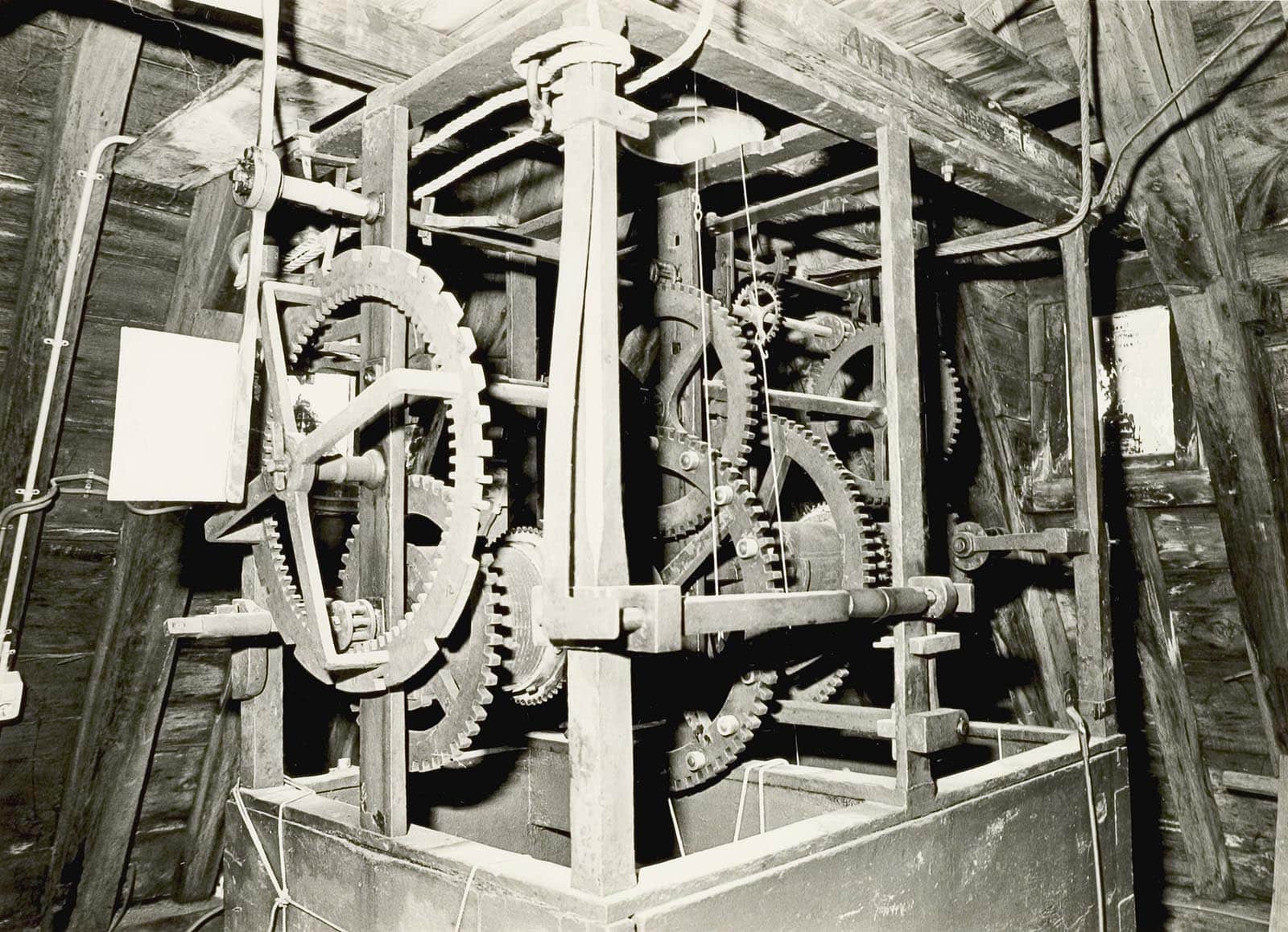 Het uurwerk tijdens de vervanging van de balklaag van de Accijnstoren. Foto J Elsinga 1976.