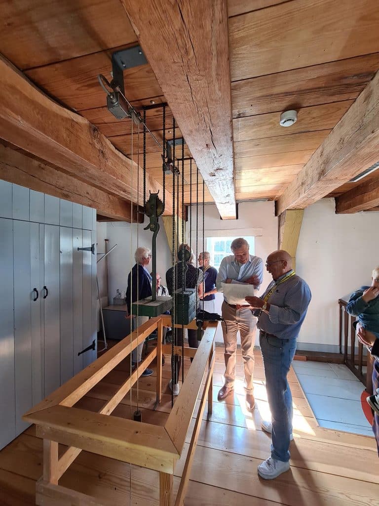 Interieur Accijnstoren, er wordt uitleg gegeven tijdens Open Monumentendag 2022.
