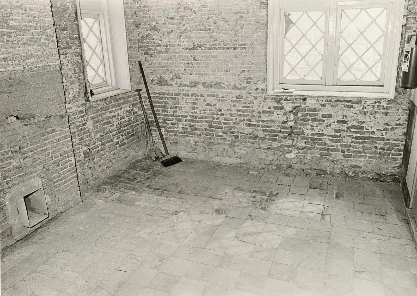 Interieur eerste verdieping. De plavuizenvloer die werd ontdekt onder een houten vloer. Foto J Elsinga 1976.