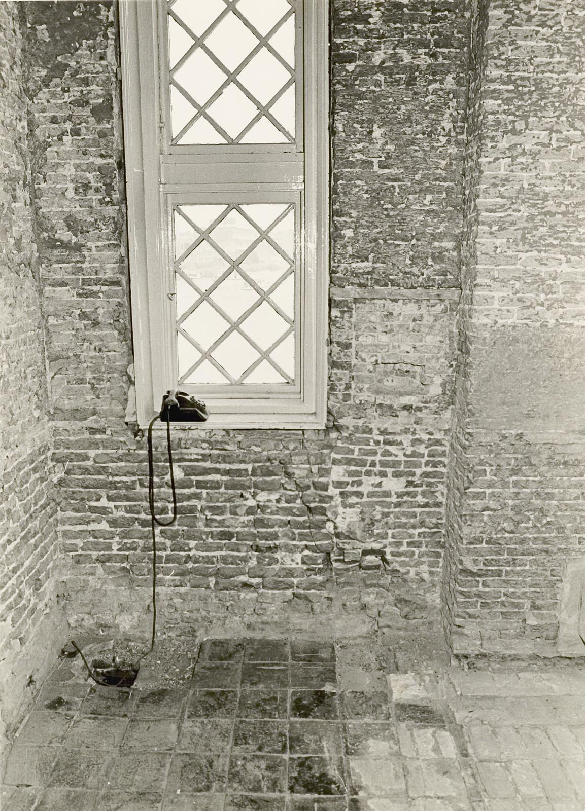 Interieur eerste verdieping. Het metselwerk aan de zuidoostkant. Foto J Elsinga 1976.