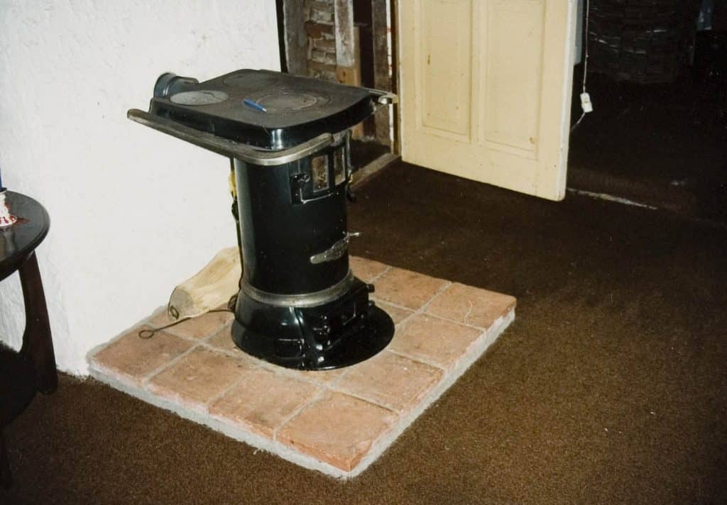 Het interieur met Potkachel van een stolpboerderij. Omval 28 hoek Westdijk.