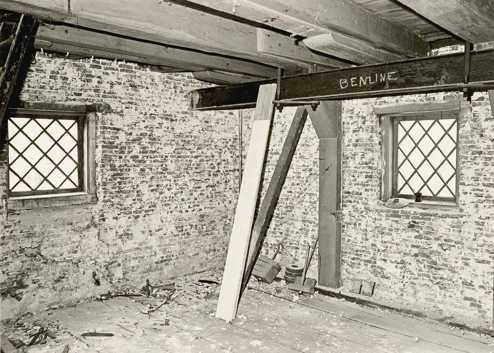 Interieur tweede verdieping accijnstoren tijdens de restauratie in 1976. Hoofdbalken met muurstijl en korbeel en tussenbalken met sleutelstukken. Foto J Elsinga.