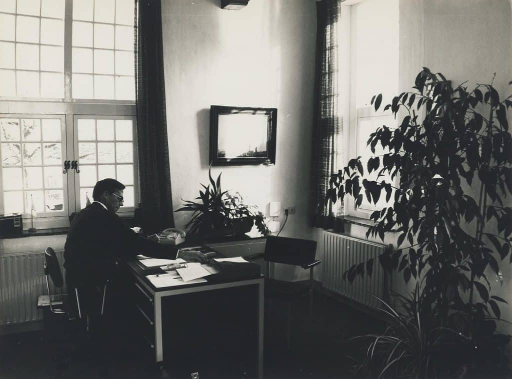 Interieur van het kantoor van de havenmeester van de Accijnstoren. Foto P.H. Hermanus 1977. Collectie Regionaal Archief Alkmaar.