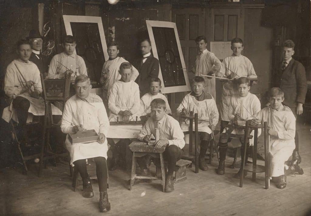 Klassenfoto van de schildersgezellen van de Ambachtsschool. Circa 1922. Rechtsonder Nicolaas Petrus Bijl. Geheel rechts, staand, is wellicht Pieter Kok (1-3-1908, Hensbroek).