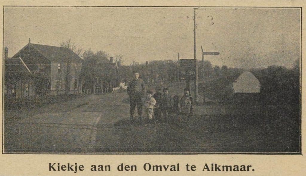 Knipsel uit het Zondagsblad van Het Nieuws. Vanaf de Kanaaldijk gezicht op de Omval in 1911.