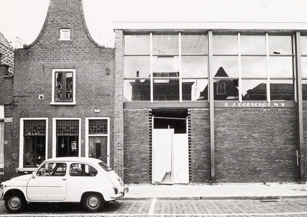 Koningsweg 78 voor de restauratie rond 1975. Rechts een deel van Koningsweg 76 Machinefabriek GJ Doeschot N.V.
