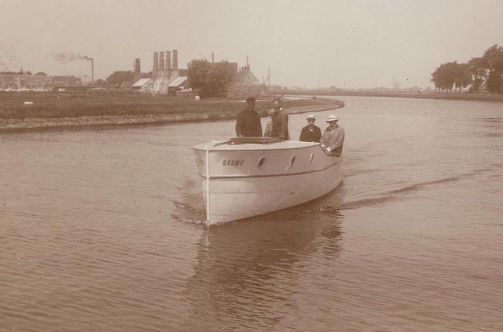 Links de kalkovens van Stoel. Rechts De Omval. In het midden het Noordhollands Kanaal met een motorjacht gebouwd op de werf Nic. Witsen. 1925.