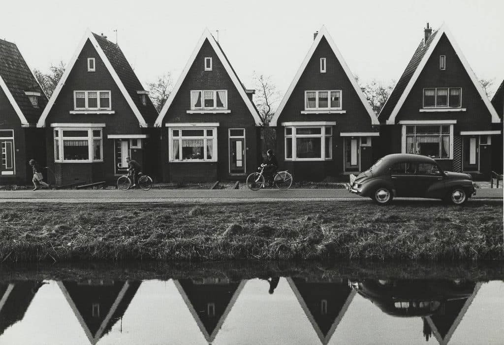 Huizen op een rij aan de Noordervaart bij de Omval. Circa 1967. Fotocollectie Bosman. In de jaren dertig wordt de buurt uitgebreid met een rij huizen langs de Noordervaart. De ‘kouwe aardappelbuurt’ wordt het nieuwe rijtje genoemd, omdat alleen rijkere mensen deze kunnen kopen of huren. Deze huizen hebben een septictank. Op De Omval gebruiken ze dan nog ‘de poeptonnetjes’. De aansluiting op het riool komt er vanaf 1964.