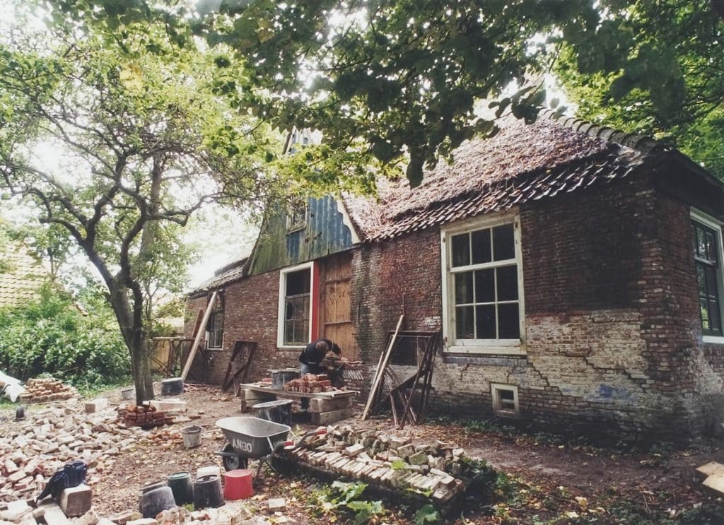 Omval 28 bouwvallige stolpboerderij voor de restauratie rond 1995.