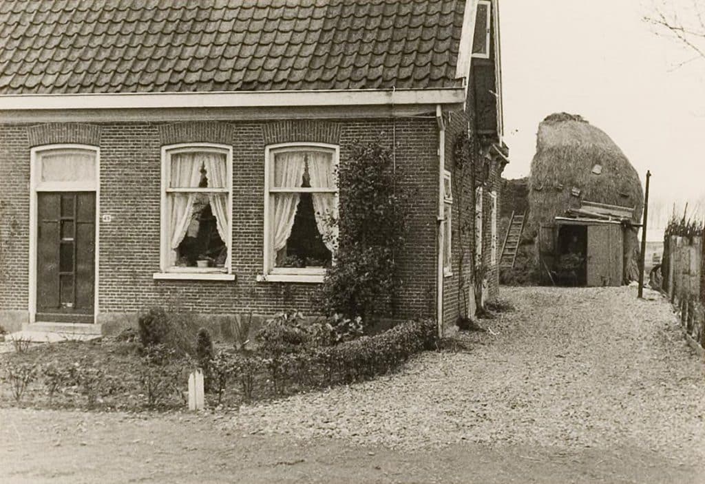 Omval 49. Voorgevel met segmentbogen. Als boerderij destijds eigendom van Jan Stoffer. Daarvoor was het een bakkerij. Circa 1967.