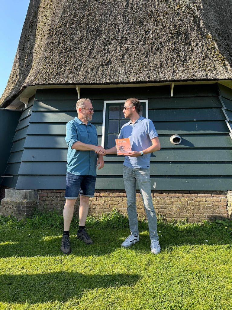 Overhandiging van het jubileum boek van Korenmolen De Otter in Oterleek.