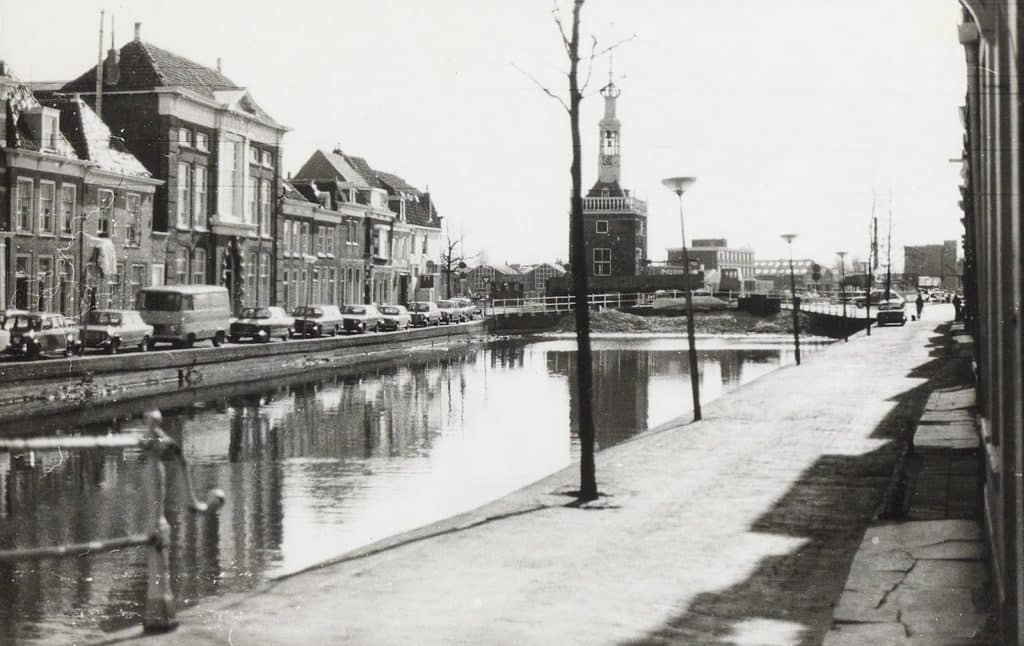 Overzicht van Eenhoornsbrug naar Willemsbrug. In de achtergrond de Accijnstoren. Bij de Willemsbrug is men bezig het water af te dammen. In verband met het vernieuwen van de walmuren.