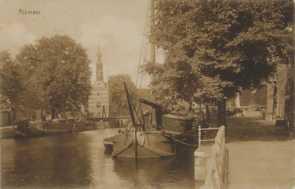 Prentbriefkaart Accijnstoren. Schepen aangemeerd aan de Turfmarkt. Circa 1908.